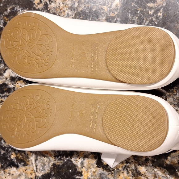 Elegant White Women's Strappy Flats Size 12. NWOB - Picture 4 of 4